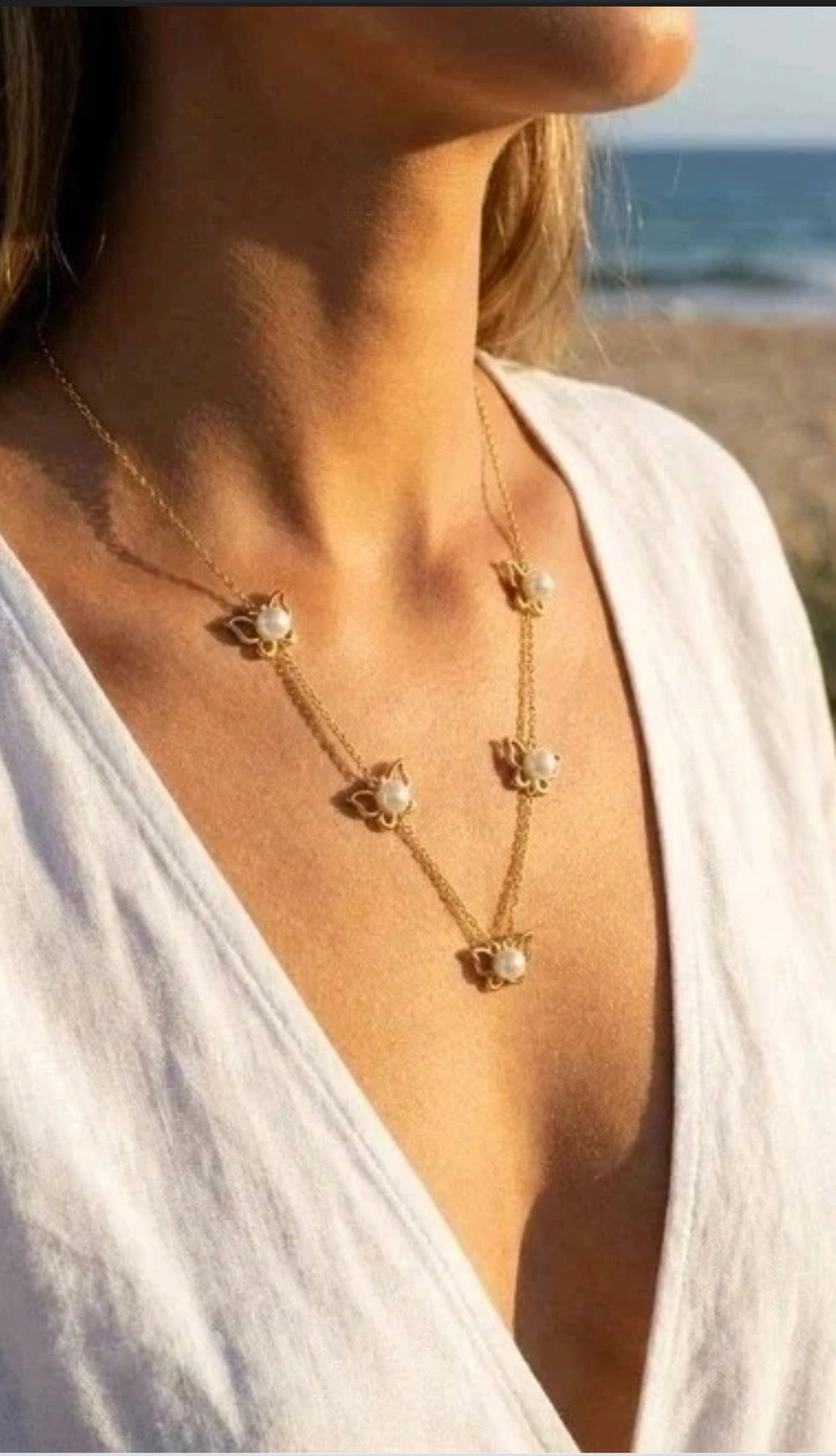 Collier motif papillon 🦋 ornée de perles blanche