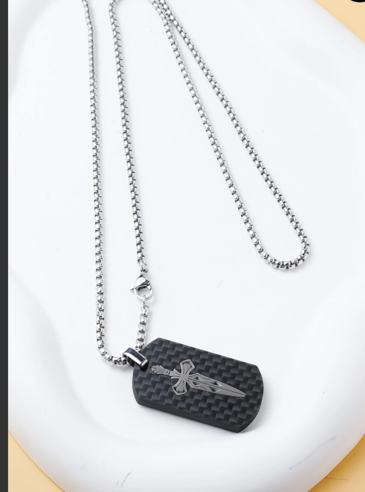 Collier homme plaque avec épée en acier inoxydable